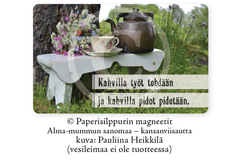 Kahvilla työt tehdään -magneetti, 5 x 8 cm
