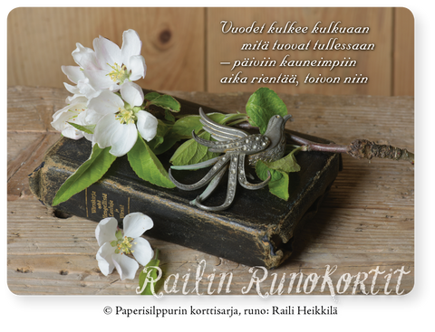 Omenankukat ja rintakoru virsikirjalla, Railin Runokortti -postikortti